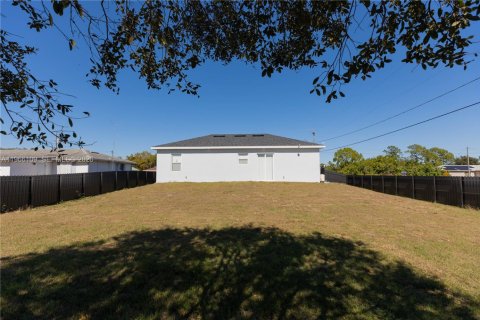 House in Lehigh Acres, Florida 3 bedrooms, 97.92 sq.m. № 2027893 - photo 25