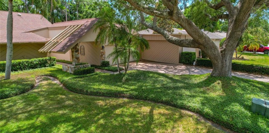 House in Palm Harbor, Florida 2 bedrooms, 182.37 sq.m. № 2140569