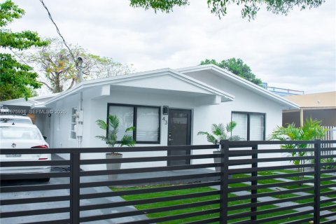 Commercial property in Miami, Florida 215.53 sq.m. № 2040106