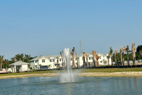 Townhouse in Fort Pierce, Florida 3 bedrooms, 167.97 sq.m. № 1175386 - photo 1