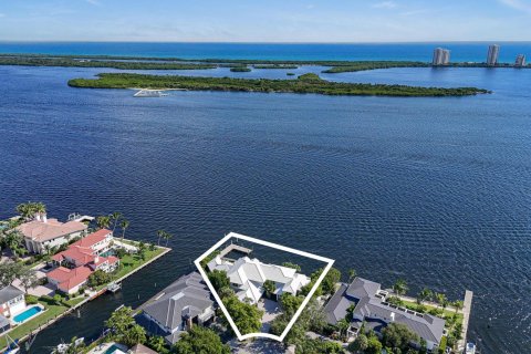 Villa ou maison à vendre à North Palm Beach, Floride: 5 chambres, 684.32 m2 № 2082427 - photo 2