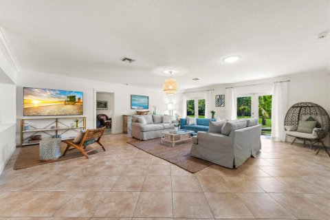 House in Lantana, Florida 4 bedrooms, 235.04 sq.m. № 2158413 - photo 2