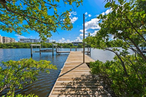 House in Lantana, Florida 4 bedrooms, 235.04 sq.m. № 2158413 - photo 19