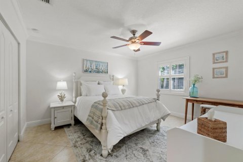 House in Lantana, Florida 4 bedrooms, 235.04 sq.m. № 2158413 - photo 15