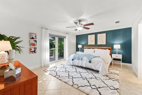 House in Lantana, Florida 4 bedrooms, 235.04 sq.m. № 2158413 - photo 9