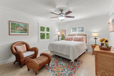 House in Lantana, Florida 4 bedrooms, 235.04 sq.m. № 2158413 - photo 13