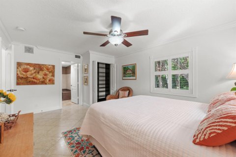 House in Lantana, Florida 4 bedrooms, 235.04 sq.m. № 2158413 - photo 14