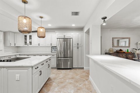 House in Lantana, Florida 4 bedrooms, 235.04 sq.m. № 2158413 - photo 7