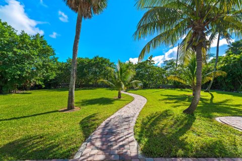 House in Lantana, Florida 4 bedrooms, 235.04 sq.m. № 2158413 - photo 18