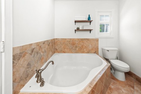 House in Lantana, Florida 4 bedrooms, 235.04 sq.m. № 2158413 - photo 11