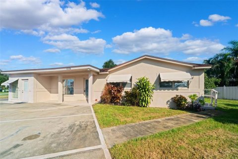House in Seminole, Florida 3 bedrooms, 141.4 sq.m. № 1851492 - photo 3