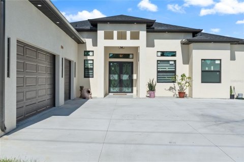Casa en venta en Port Charlotte, Florida, 4 dormitorios, 312.89 m2 № 1884120 - foto 1