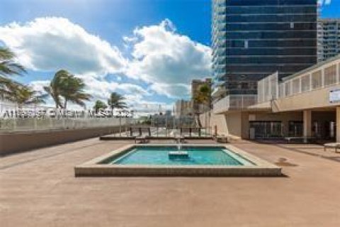 Condominio en venta en Hallandale Beach, Florida, 1 dormitorio, 80.82 m2 № 2021379 - foto 20
