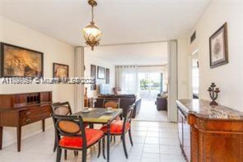 Condominio en venta en Hallandale Beach, Florida, 1 dormitorio, 80.82 m2 № 2021379 - foto 5
