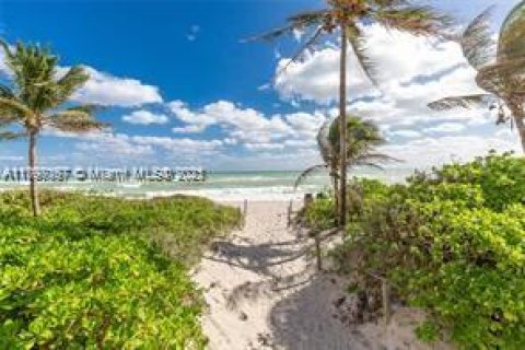 Condominio en venta en Hallandale Beach, Florida, 1 dormitorio, 80.82 m2 № 2021379 - foto 15