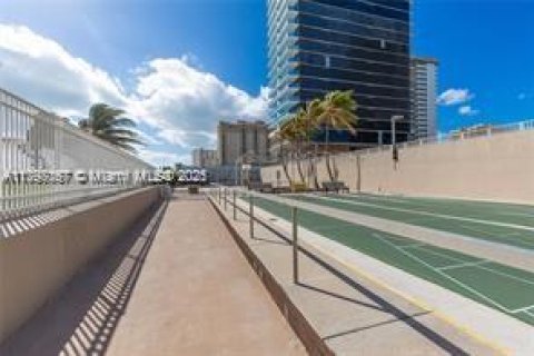 Condominio en venta en Hallandale Beach, Florida, 1 dormitorio, 80.82 m2 № 2021379 - foto 17