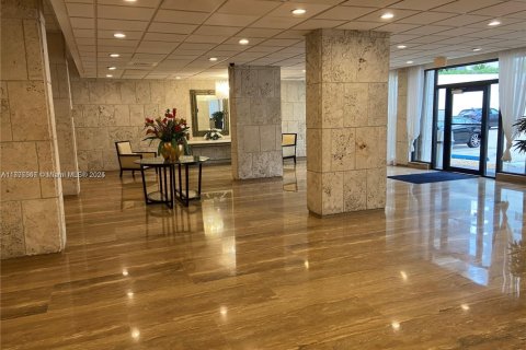 Condominio en venta en Hallandale Beach, Florida, 1 dormitorio, 80.82 m2 № 2021379 - foto 21