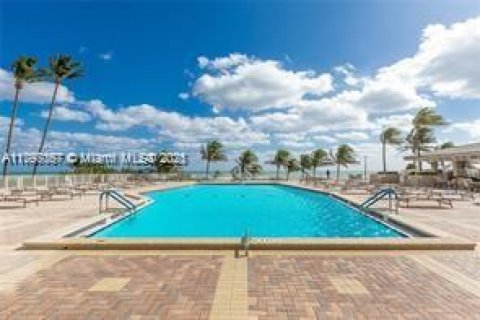 Condominio en venta en Hallandale Beach, Florida, 1 dormitorio, 80.82 m2 № 2021379 - foto 19