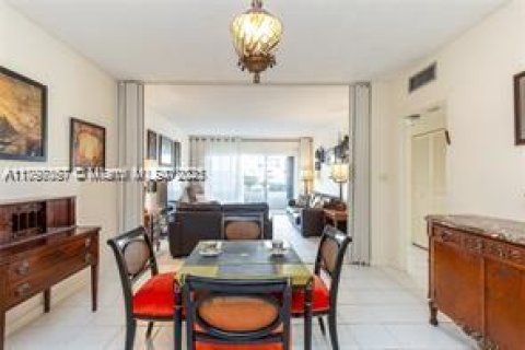 Condominio en venta en Hallandale Beach, Florida, 1 dormitorio, 80.82 m2 № 2021379 - foto 6