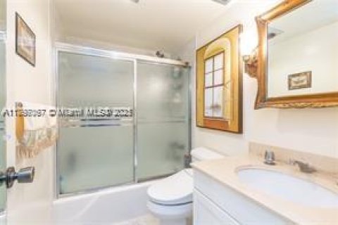 Condominio en venta en Hallandale Beach, Florida, 1 dormitorio, 80.82 m2 № 2021379 - foto 13