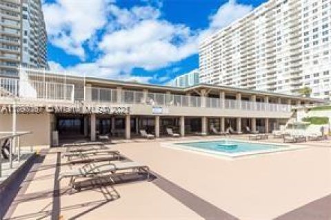 Condominio en venta en Hallandale Beach, Florida, 1 dormitorio, 80.82 m2 № 2021379 - foto 16