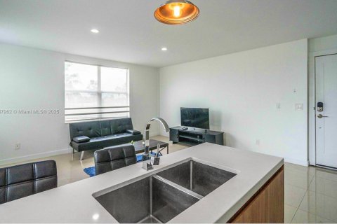 Снять в аренду квартиру в Майами-Бич, Флорида 1 спальня, 37.16м2, № 1941827 - фото 10