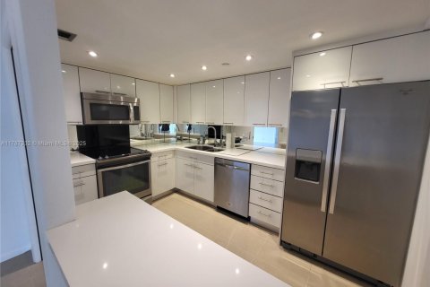 Condo in Miami, Florida, 2 bedrooms  № 1867176 - photo 1