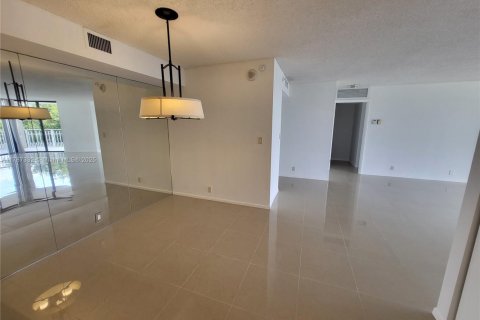 Condo in Miami, Florida, 2 bedrooms  № 1867176 - photo 6