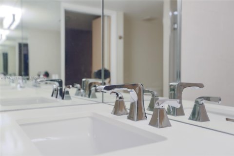 Condo in Miami, Florida, 2 bedrooms  № 1867176 - photo 15