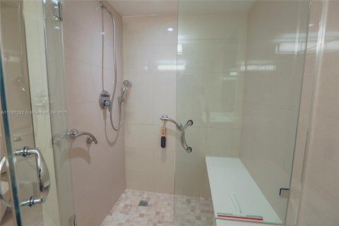 Condo in Miami, Florida, 2 bedrooms  № 1867176 - photo 17