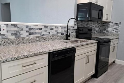 House in Englewood, Florida 3 bedrooms, 170.38 sq.m. № 2093445 - photo 14