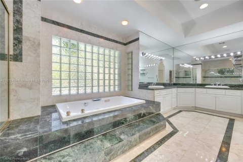 House in Bal Harbour, Florida 4 bedrooms, 354.42 sq.m. № 1764243 - photo 20