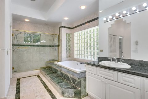 House in Bal Harbour, Florida 4 bedrooms, 354.42 sq.m. № 1764243 - photo 21