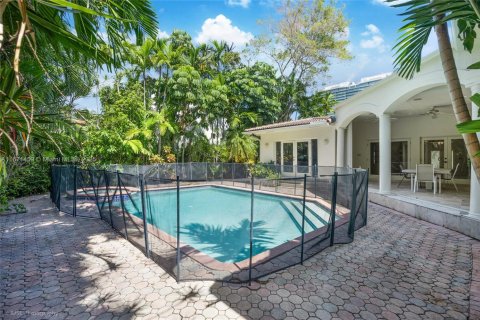House in Bal Harbour, Florida 4 bedrooms, 354.42 sq.m. № 1764243 - photo 6