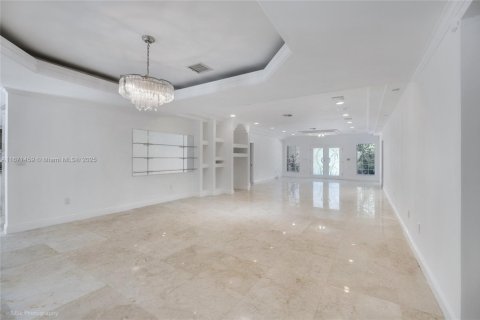 House in Bal Harbour, Florida 4 bedrooms, 354.42 sq.m. № 1764243 - photo 7