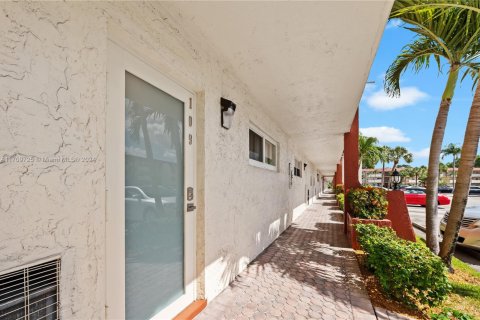 Condo in Pembroke Pines, Florida, 2 bedrooms  № 2059836 - photo 3