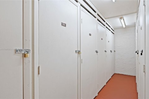 Condo in Pembroke Pines, Florida, 2 bedrooms  № 2059836 - photo 26