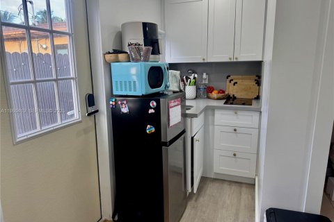 Propiedad comercial en alquiler en Miami, Florida № 2027709 - foto 2