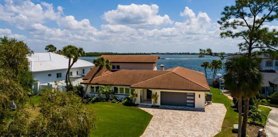 House in Saint Petersburg, Florida 4 bedrooms, 304.44 sq.m. № 1629974