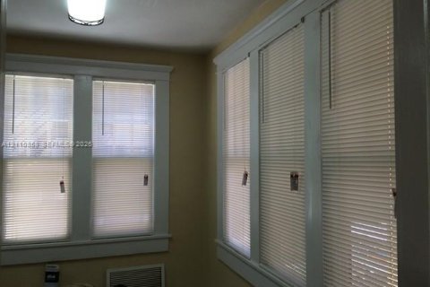Commercial property in Miami, Florida 306.21 sq.m. № 2433830 - photo 12