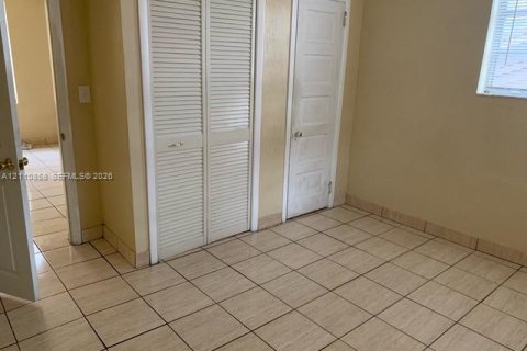 Commercial property in Miami, Florida 306.21 sq.m. № 2433830 - photo 2