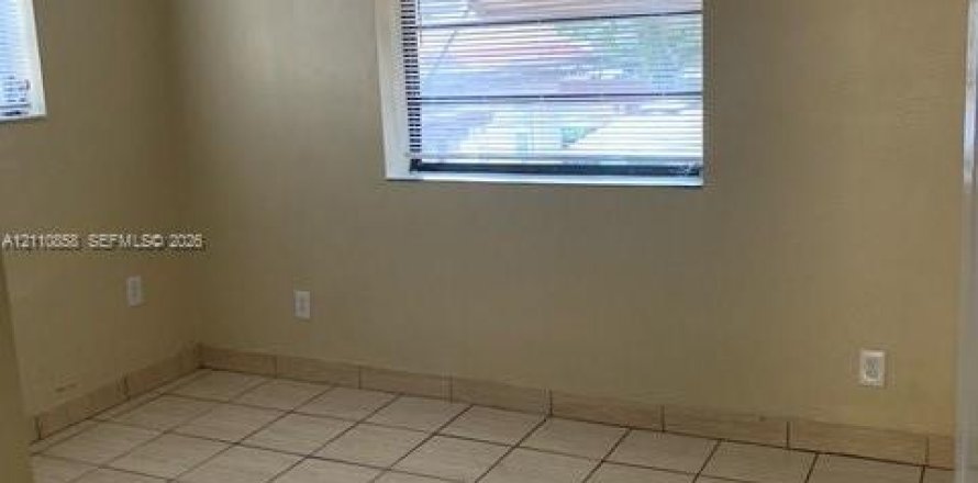 Commercial property in Miami, Florida 306.21 sq.m. № 2433830