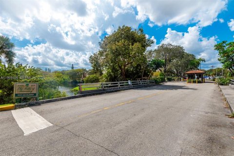 Кондоминиум с 2 спальнями в Лодерхилл, Флорида № 2058799