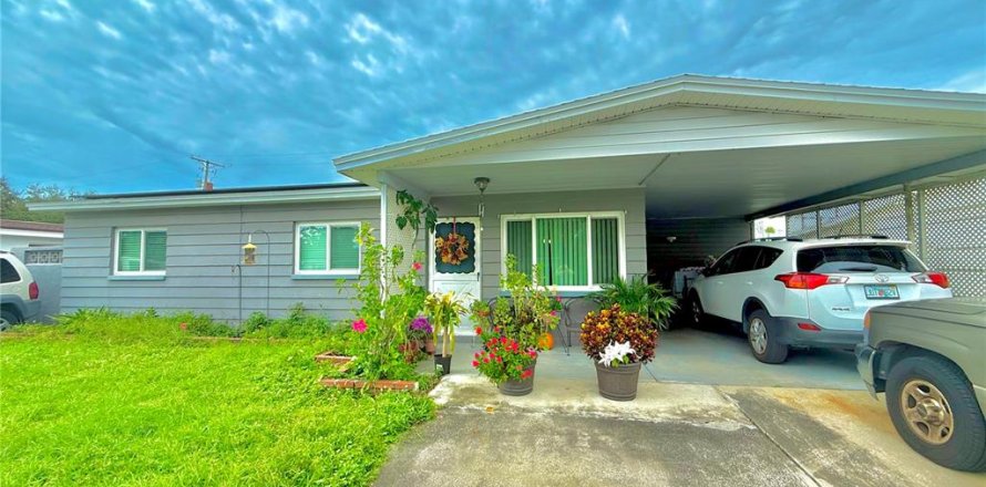 House in Tampa, Florida 3 bedrooms, 127.28 sq.m. № 1910095