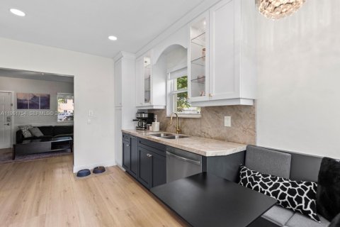 Снять в аренду виллу или дом в Майами-Спрингс, Флорида 3 спальни, 91.04м2, № 2024633 - фото 8