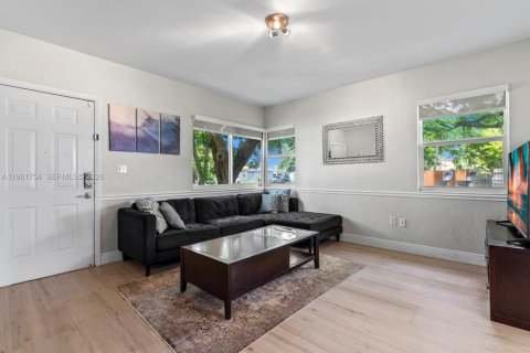 Снять в аренду виллу или дом в Майами-Спрингс, Флорида 3 спальни, 91.04м2, № 2024633 - фото 3