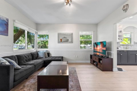 Снять в аренду виллу или дом в Майами-Спрингс, Флорида 3 спальни, 91.04м2, № 2024633 - фото 2