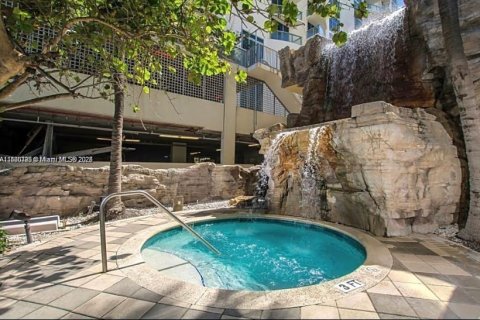 Condominio en alquiler en Sunny Isles Beach, Florida, 1 dormitorio, 91.97 m2 № 1929180 - foto 12