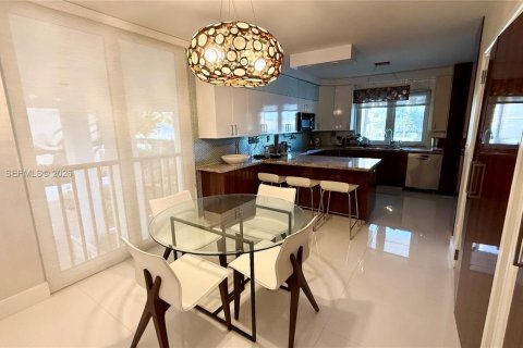 Copropriété à louer à Aventura, Floride: 3 chambres, 237.83 m2 № 2414557 - photo 2