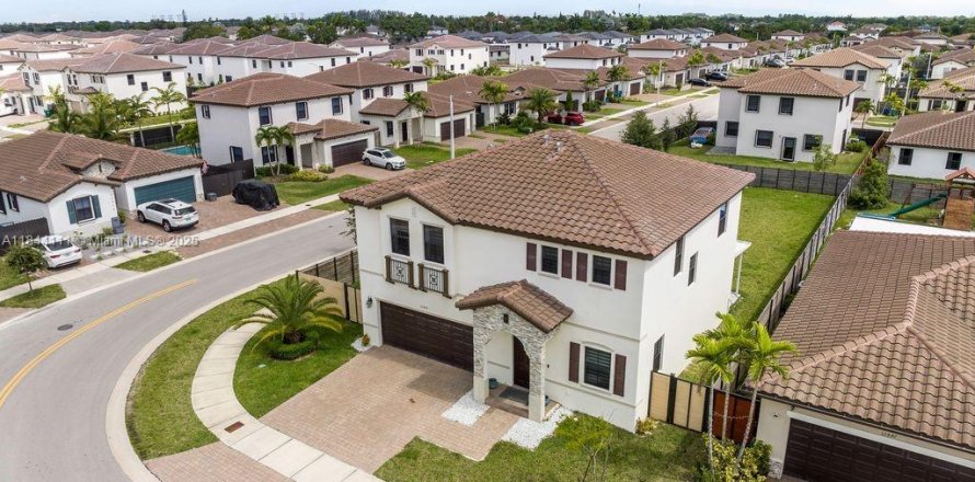 Дом в Майами, Флорида 5 спален, 294.5м2 № 2038065